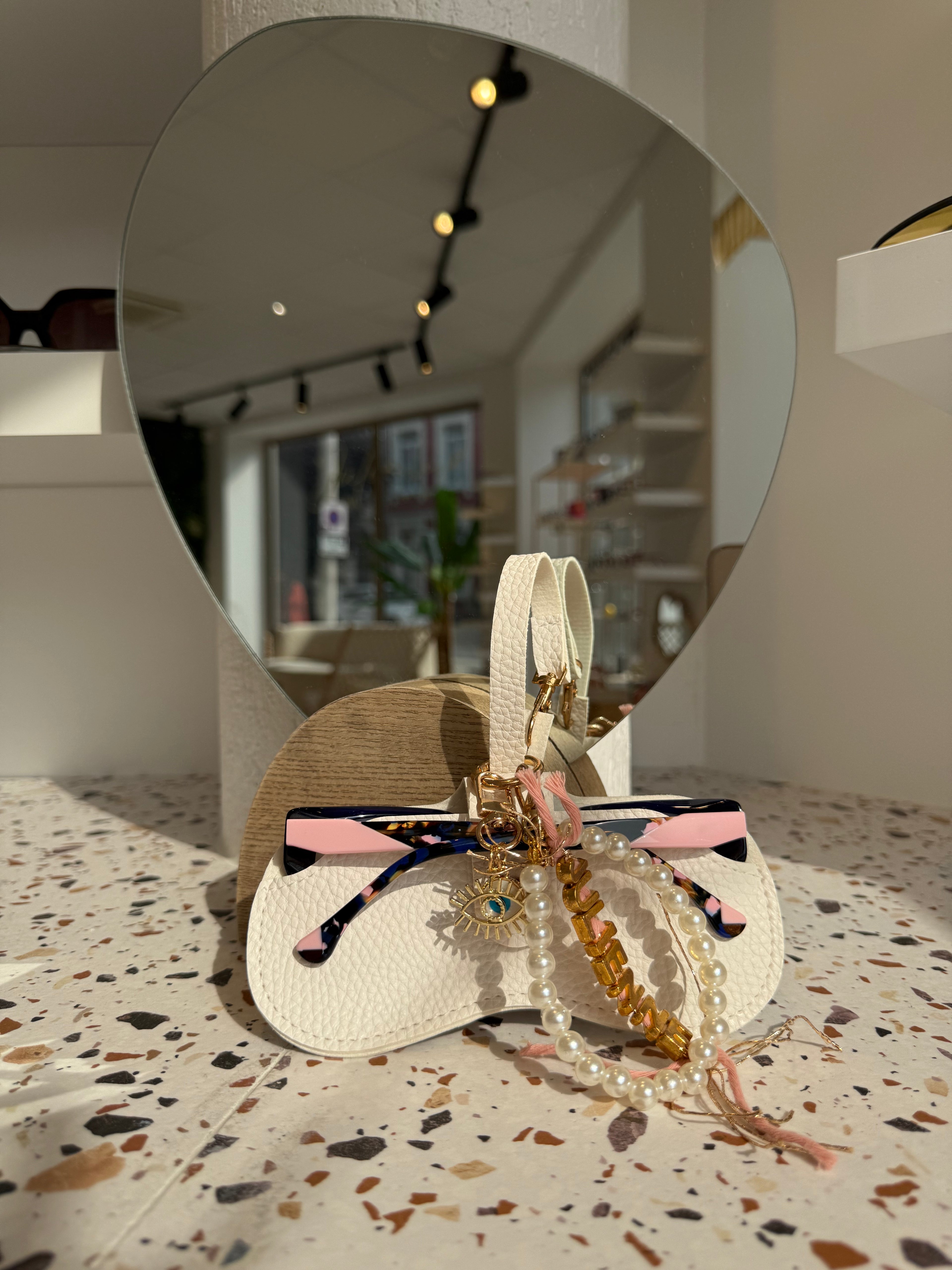 JULIENNE – Étui à lunettes breloque de sac blanc | Accessoire fait main
