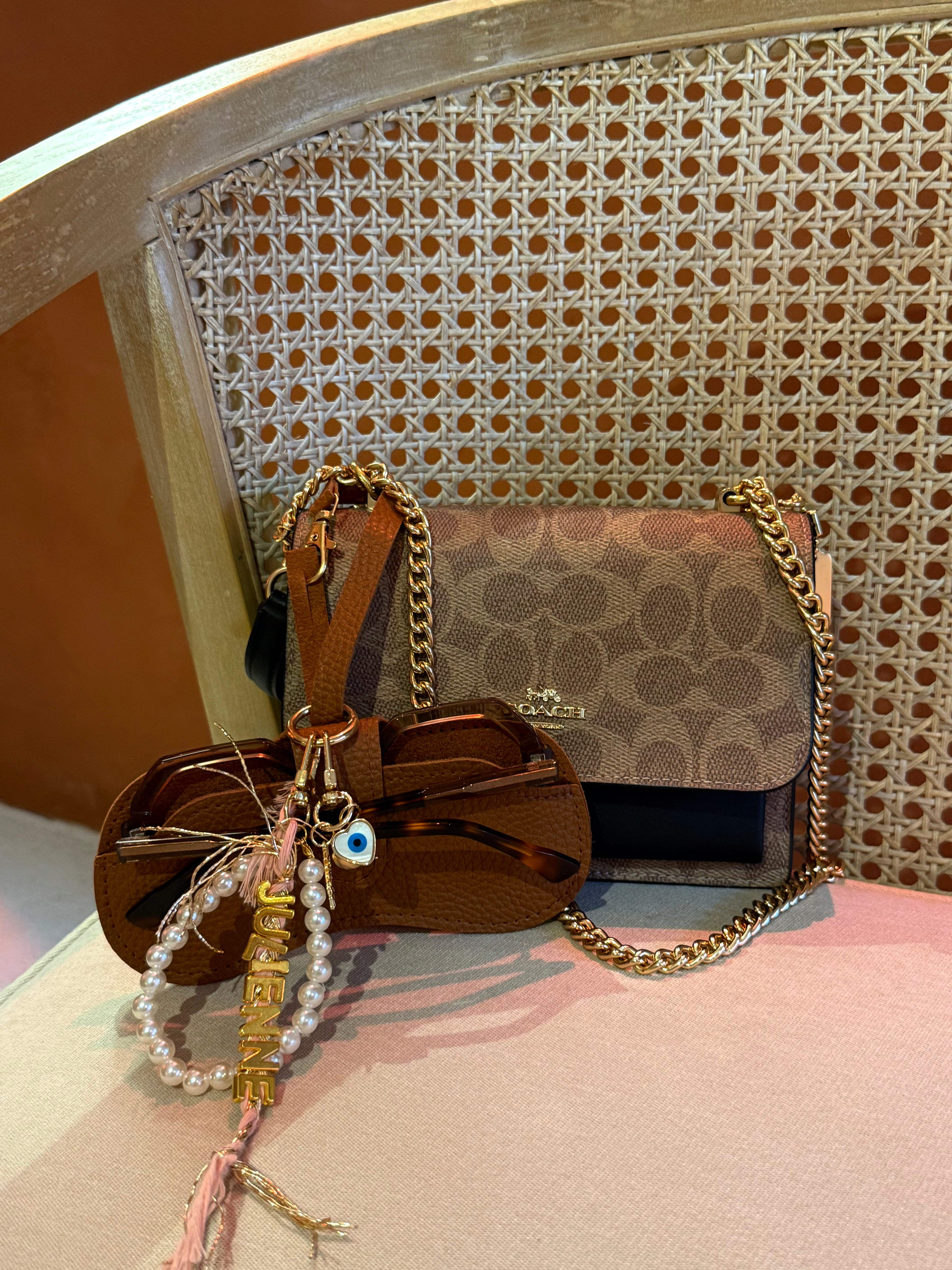 JULIENNE – Étui à lunettes breloque de sac fait main – Marron