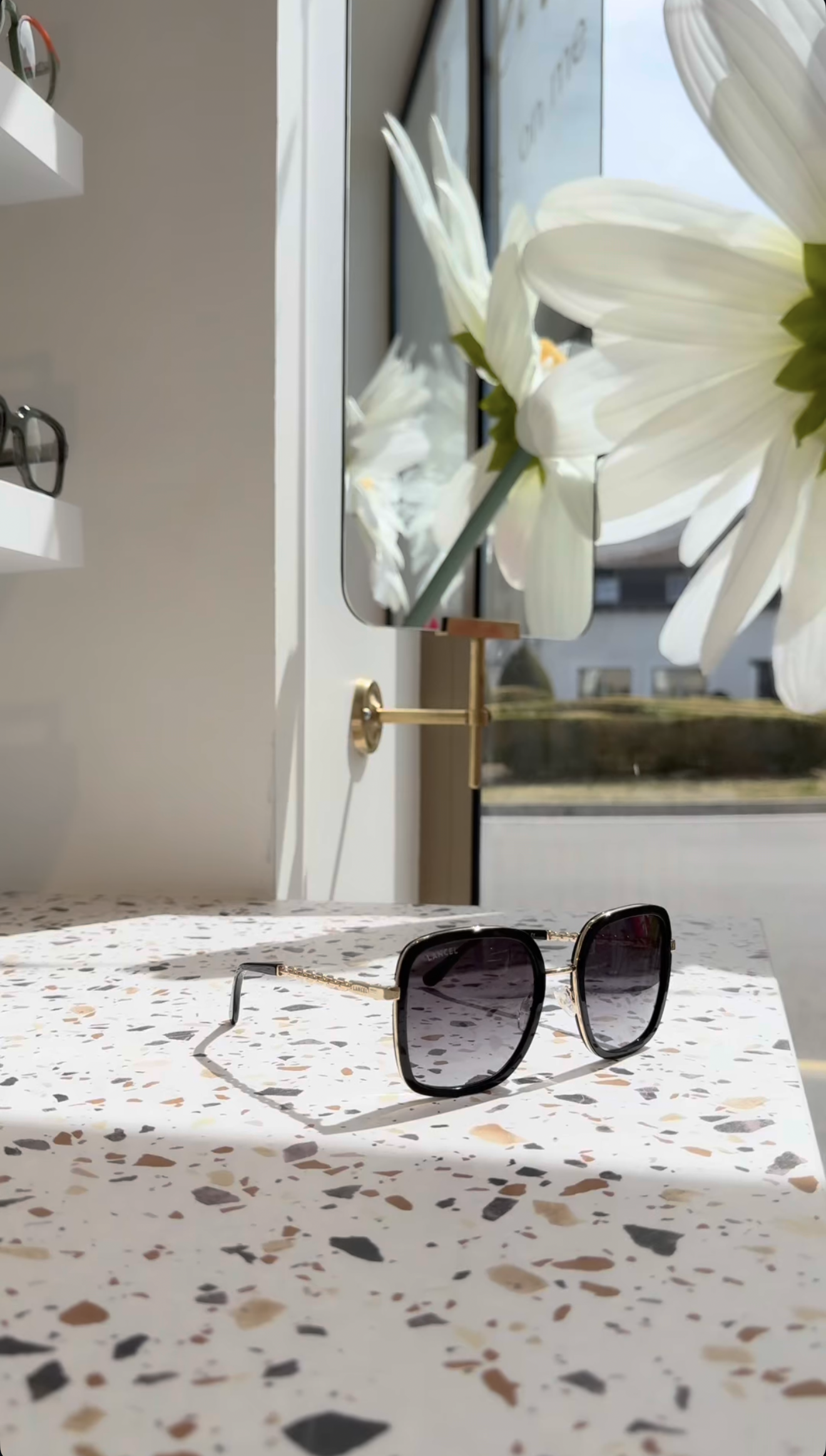 LANCEL LA91036 – Lunettes de soleil femme or & noir + verres bleu dégradé